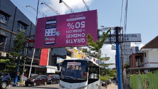 billboard lazada terbalik