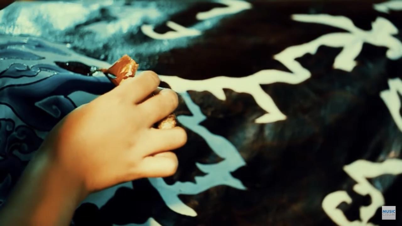 Makana elemen batik mega mendung