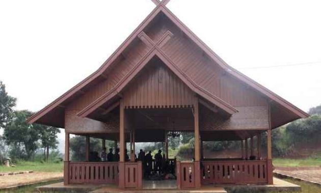 Rumah adat Sunda Julang Ngapak