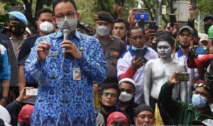 Gubernur DKI Jakarta Anies Baswedan merevisi besaran kenaikan upah minimum provinsi (UMP) DKI Jakarta tahun 2022 dari 0,85% menjadi 5,1% atau naik Rp 225.667 dari UMP 2021.