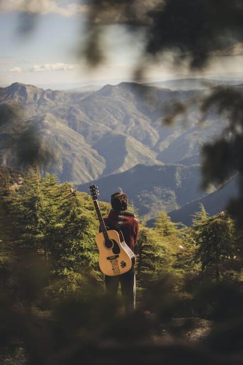 Belajar Kord Gitar: Dasar-Dasar yang Perlu Diketahui dan Cara Belajar yang Efektif