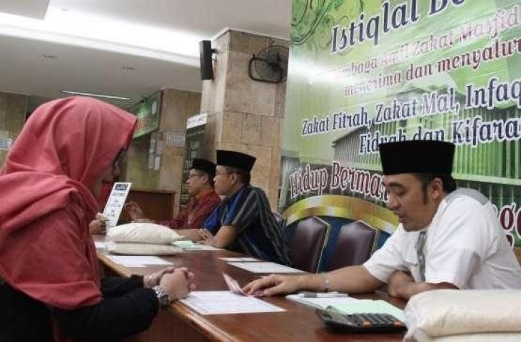 Warga melakukan pembayaran zakat fitrah melalui lembaga amil zakat di Masjid Istiqlal, Jakarta, Kamis (22/6/2017). (Suara.com/Oke Atmaja)