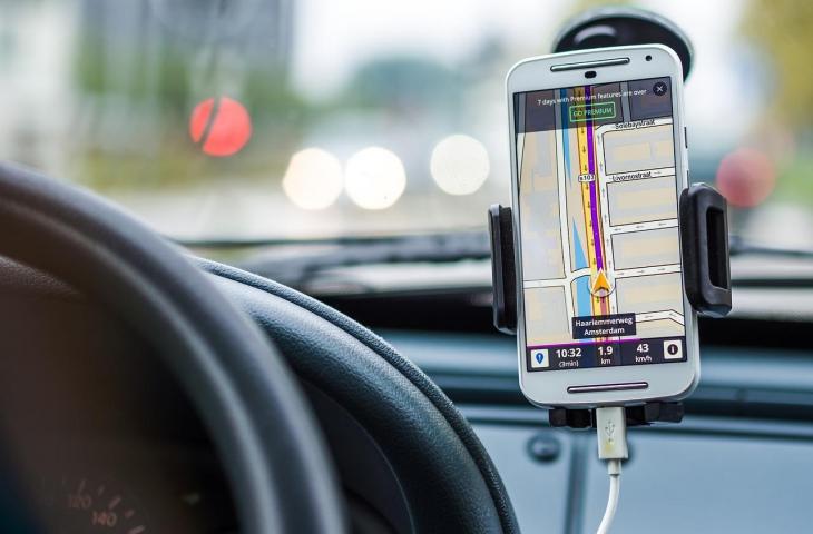 Ilustrasi gadget di mobil. (Pixabay)
