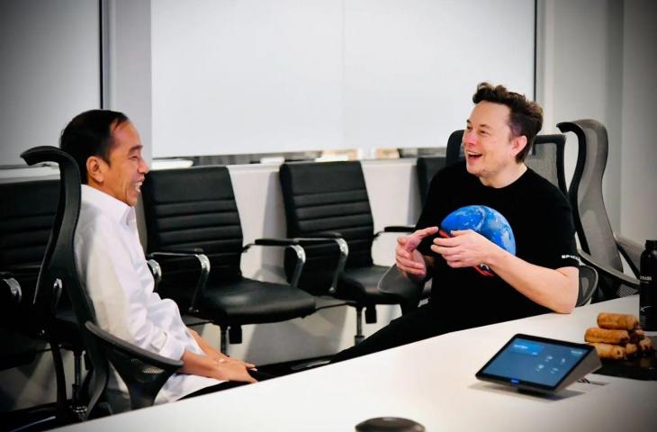 Jokowi bertemu Elon Musk di pabrik SpaceX  Boca Chica, Amerika Serikat, Sabtu, 14 Mei 2022. (Instagram/ Sekretariat Kabinet)