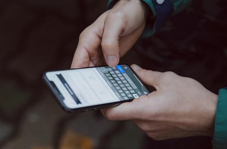Ilustrasi pengguna smartphone. (Unsplash/freestocks.org)