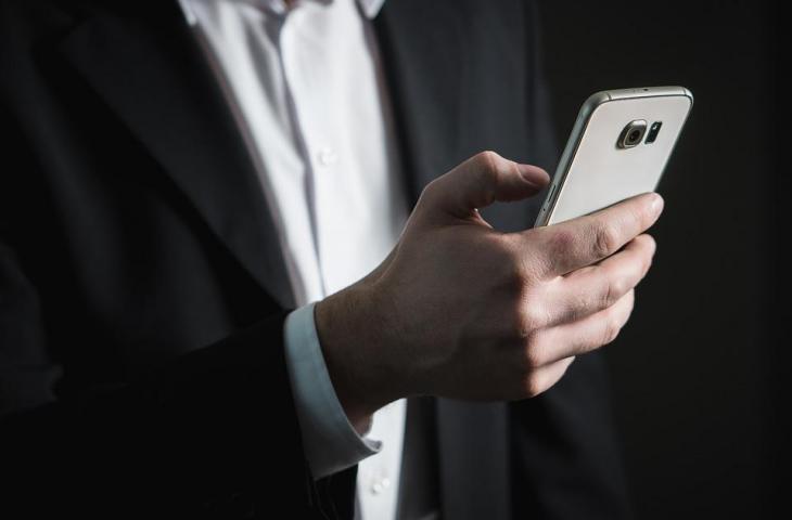 Ilustrasi Pengguna Smartphone. (Pixabay/TeroVesalainen)