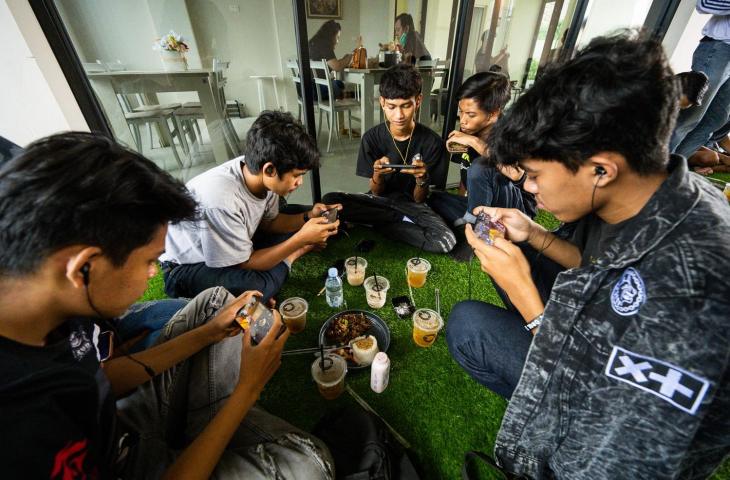 Main game dengan HP POCO. (POCO Indonesia)