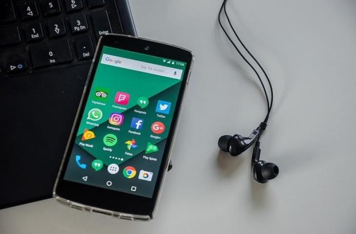 Ilustrasi mendengarkan musik dari smartphone. (Pixabay/USA-Reiseblogger)