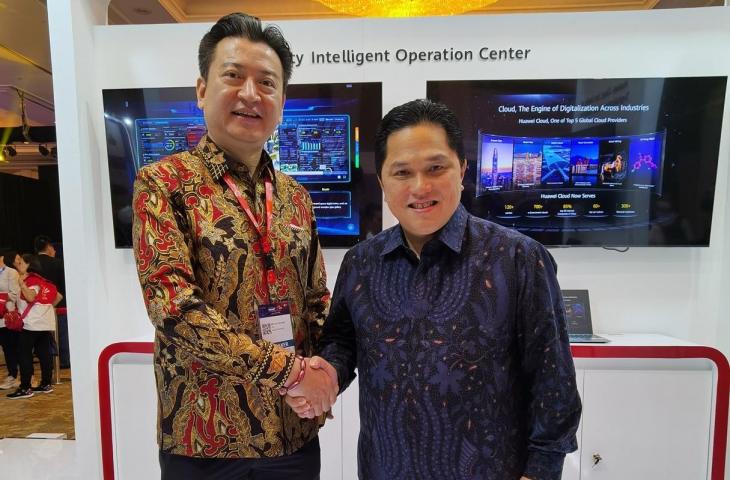 Guo Hailong, CEO Huawei Indonesia (kiri) bersama Erick Thohir, Menteri Badan Usaha Milik Negara. (Huawei)