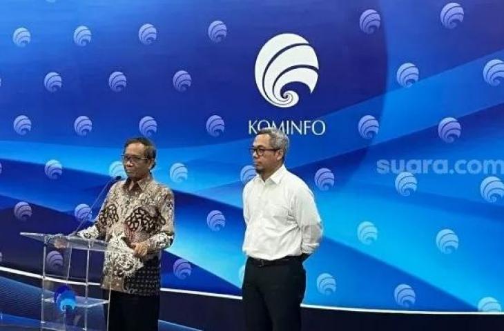 Menkopolhukam Mahfud MD saat konferensi pers pertama sebagai PLT Menkominfo yang menggantikan Johnny G Plate di Kantor Kominfo, Jakarta Pusat, Senin (22/5/2023). [Suara.com/Dicky Prastya]