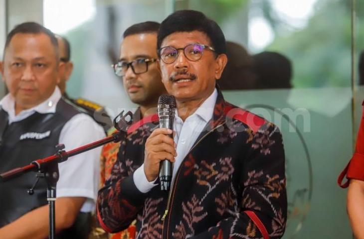 Menteri Komunikasi dan Informatika (Menkominfo) Johnny G Plate (tengah) memberikan keterangan usai menjalani pemeriksaan sebagai saksi di Kejaksaan Agung, Jakarta Selatan, Rabu (15/3/2023). [Suara.com/Alfian Winanto]