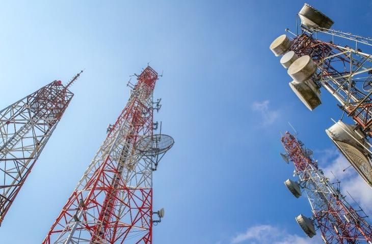 Ilustrasi tower BTS jaringan telekomunikasi. (VMware)