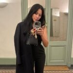 Anggun memakai casing HP Nokia jadul. (Instagram anggun_cipta)