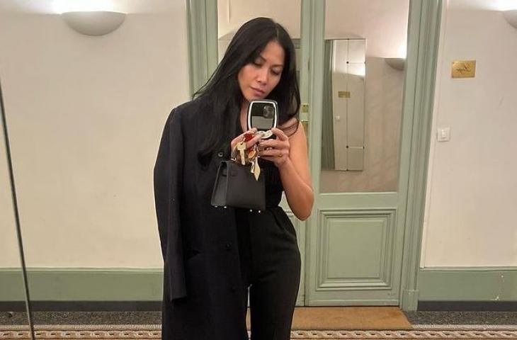 Anggun memakai casing HP Nokia jadul. (Instagram anggun_cipta)