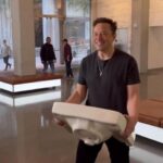 Elon Musk datang ke kantor Twitter bawa wastafel. (Twitter/ elonmusk)