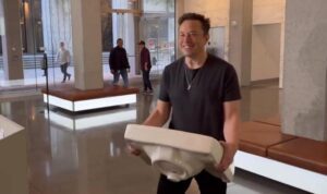 Elon Musk datang ke kantor Twitter bawa wastafel. (Twitter/ elonmusk)