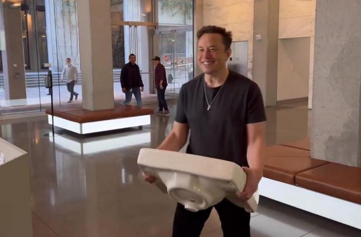 Elon Musk datang ke kantor Twitter bawa wastafel. (Twitter/ elonmusk)