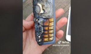Viral HP Nokia masih bisa ditelepon meski rusak parah. (TikTok @007007003denver)