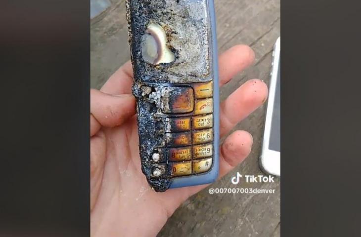 Viral HP Nokia masih bisa ditelepon meski rusak parah. (TikTok @007007003denver)